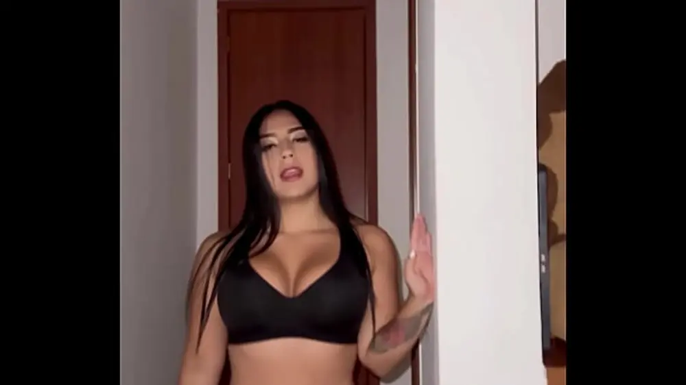 Morena gostosa aproveita férias para seduzir namorado da amiga – Sexo picante!