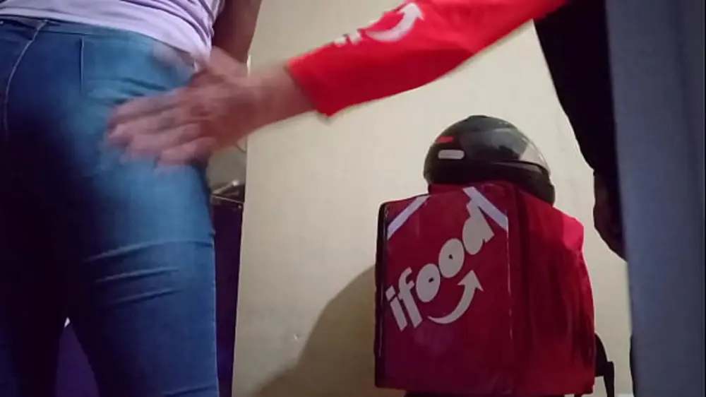 Esposa Safada Fazendo Sacanagem com Entregador na Loja de Açaí – Vídeo de Sexo Brasileiro Excitante!