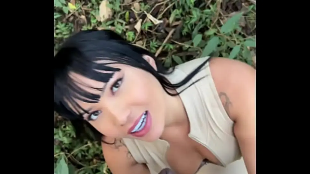 Deliciosa japonesa se entrega aos prazeres da natureza em sexo quente sem proteção
